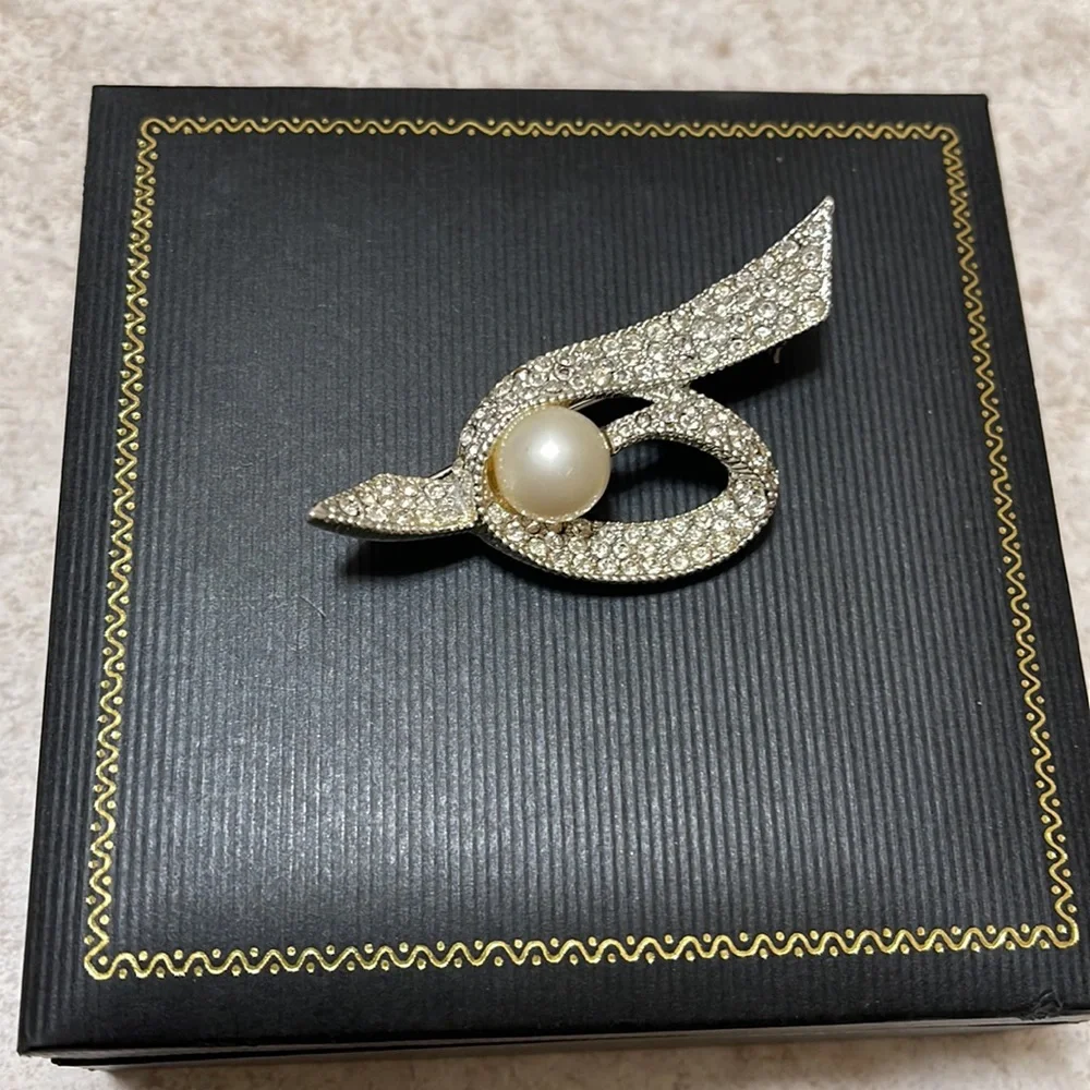 VINTAGE PEARL & CRYSTAL SWIRL BROOCH - Picture 4 of 4